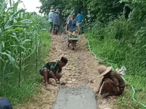 Tak Kunjung diperbaiki Pemerintah Desa, Masyarakat Perbaiki Jalan Dengan Cara Sumbangan