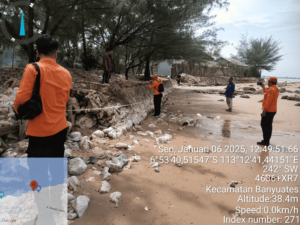 Tangkis Laut di Dusun Menangguh Roboh Akibat Banjir Rob