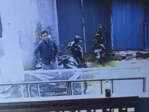 Pencurian Helm Terekam CCTV di Perumahan Puri Sampang, Terjadi Saat Siang Hari