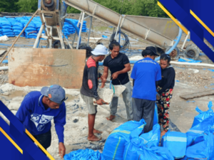 Pemuda Gereja Getsemani Babau Berkolaborasi dengan PT. Tjakrawala Timor Sentosa dalam Penggalangan Dana Paskah Melalui Pekerjaan Cuci Garam
