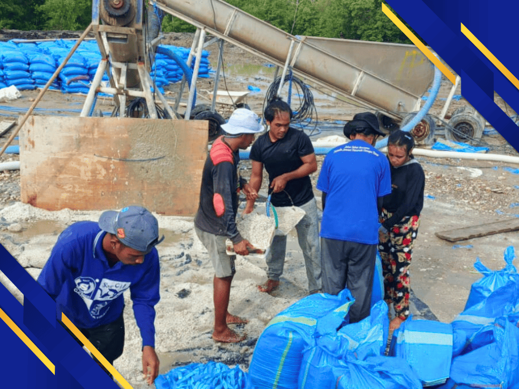 Pemuda Gereja Getsemani Babau Berkolaborasi dengan PT. Tjakrawala Timor Sentosa dalam Penggalangan Dana Paskah Melalui Pekerjaan Cuci Garam