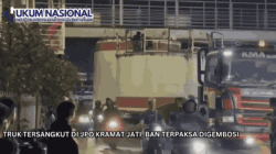 Truk Tersangkut di JPO Kramat Jati, Ban Terpaksa Digembosi