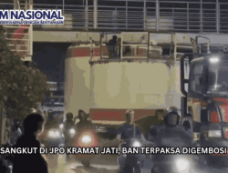 Truk Tersangkut di JPO Kramat Jati, Ban Terpaksa Digembosi